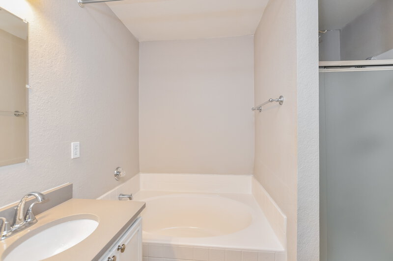 2,260/Mo, 2700 Hillside Dr Wylie, TX 75098 Main Bathroom View