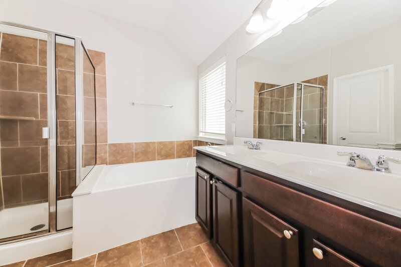 1,830/Mo, 1513 Applegate Way Royse City, TX 75189 Main Bathroom View