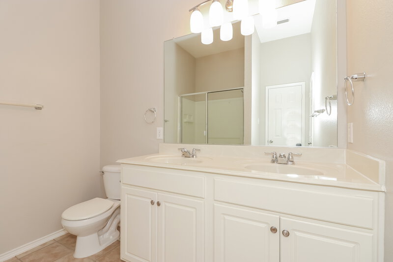 2,270/Mo, 408 Waterline Dr Crowley, TX 76036 Main Bathroom View