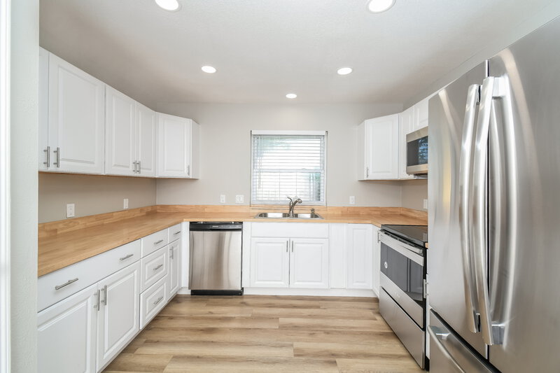 2,245/Mo, 949 Danforth Pl Arlington, TX 76017 Kitchen View 2