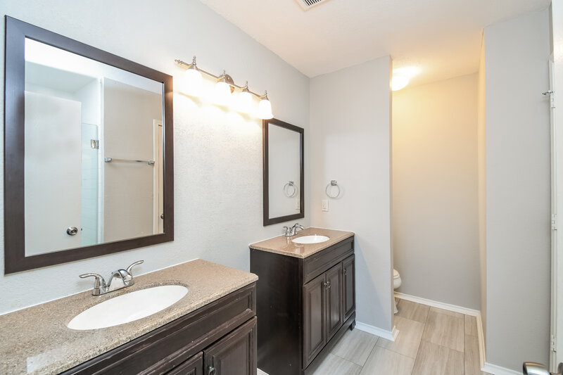 2,245/Mo, 949 Danforth Pl Arlington, TX 76017 Bathroom View 2