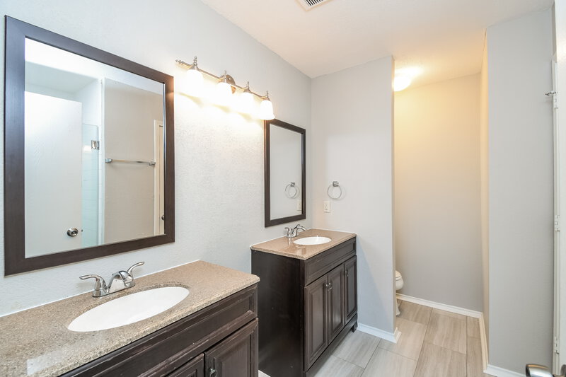 2,245/Mo, 949 Danforth Pl Arlington, TX 76017 Bathroom View 3
