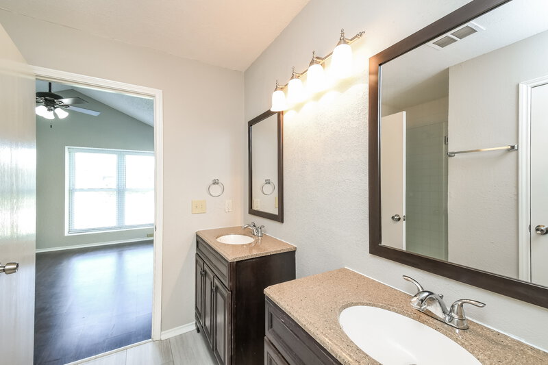 2,245/Mo, 949 Danforth Pl Arlington, TX 76017 Bathroom View 4