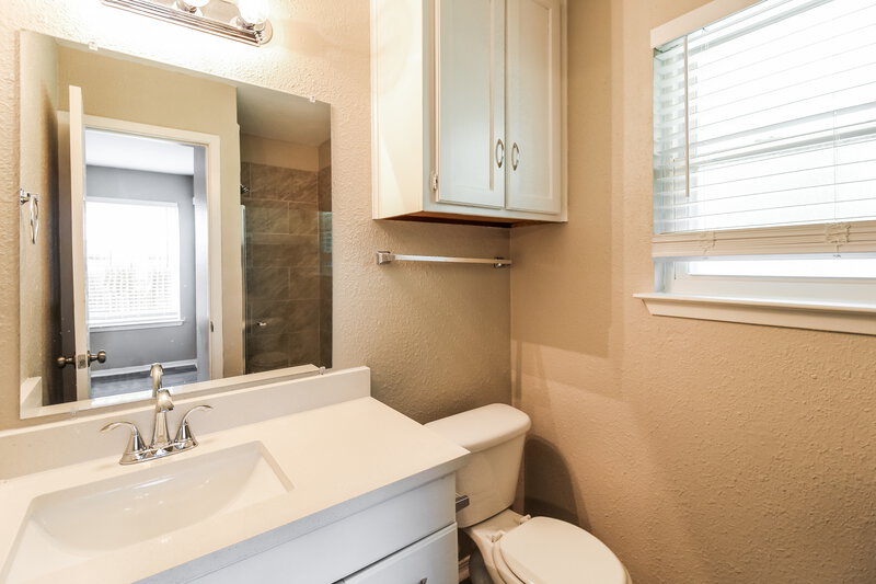 2,190/Mo, 416 Bart St Keller, TX 76248 Main Bathroom View