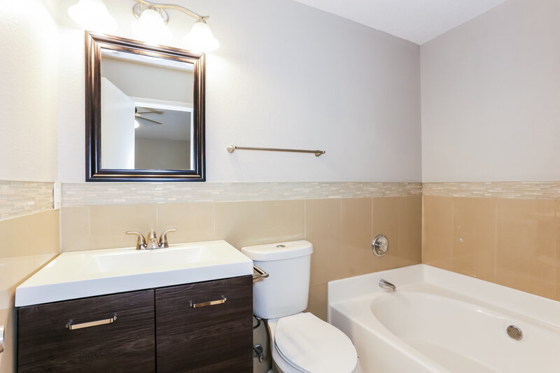 1,910/Mo, 327 Tioga Dr Arlington, TX 76002 Main Bathroom View