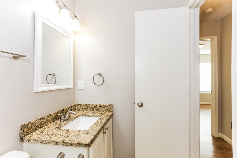 1,910/Mo, 327 Tioga Dr Arlington, TX 76002 Bathroom View