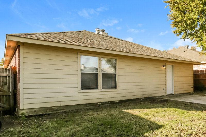 1,910/Mo, 327 Tioga Dr Arlington, TX 76002 Rear View