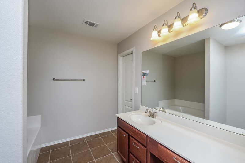 2,630/Mo, 329 Chalkstone Dr Fort Worth, TX 76131 Bathroom View 2