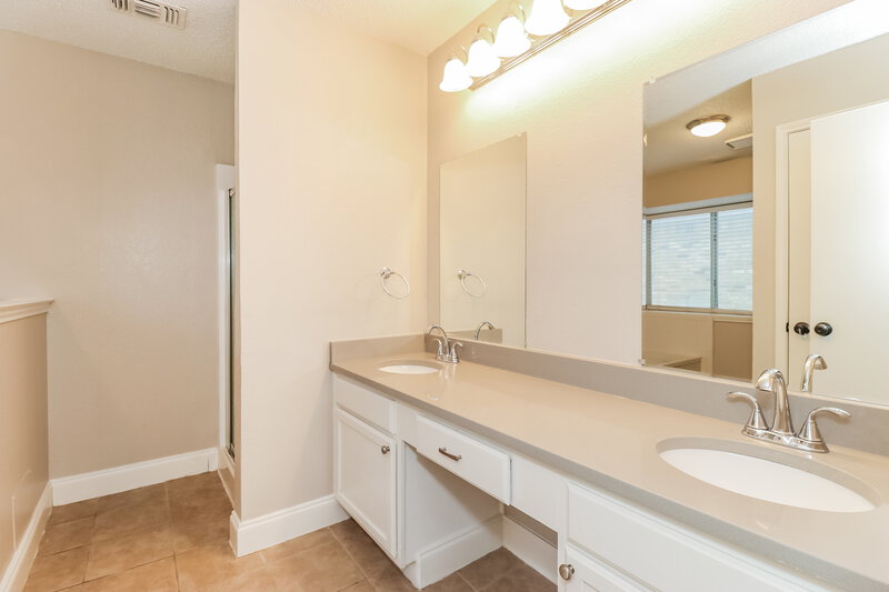 2,685/Mo, 4902 Garden Grove Rd Grand Prairie, TX 75052 Main Bathroom View