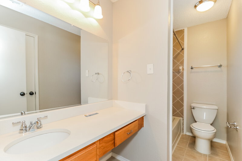 2,685/Mo, 4902 Garden Grove Rd Grand Prairie, TX 75052 Main Bathroom View 2