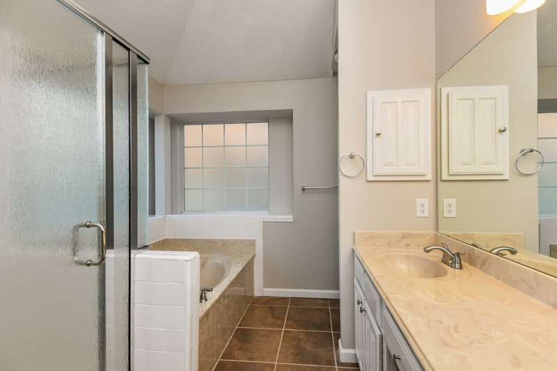 2,385/Mo, 2912 Genessee Ct Fort Worth, TX 76118 Main Bathroom View