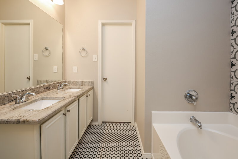 2,415/Mo, 5436 Trout Creek Ct Watauga, TX 76137 Main Bathroom View