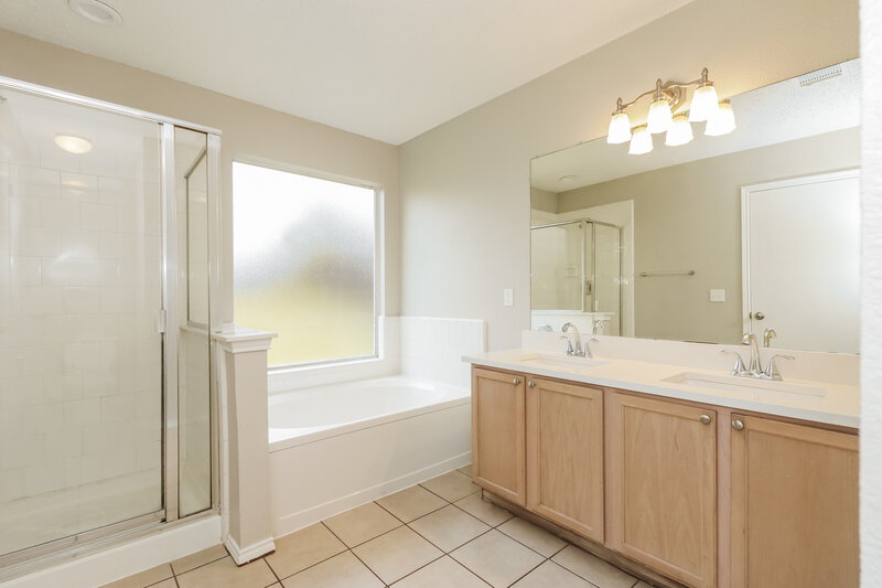 2,360/Mo, 1407 Anglican Dr Arlington, TX 76002 Main Bathroom View