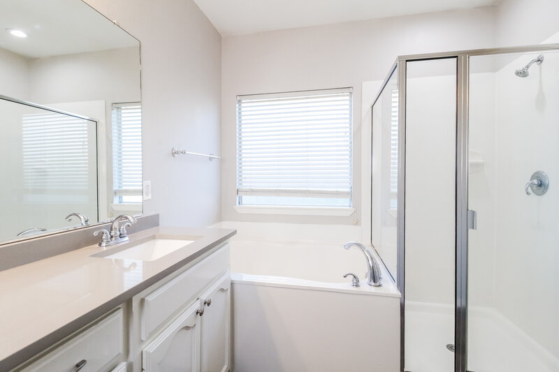 2,140/Mo, 6220 Claire Dr Fort Worth, TX 76131 Main Bathroom View