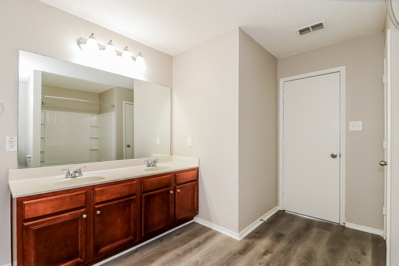 2,500/Mo, 2446 Frontier Dr Grand Prairie, TX 75052 Main Bathroom View