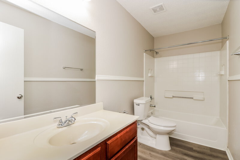 2,500/Mo, 2446 Frontier Dr Grand Prairie, TX 75052 Bathroom View