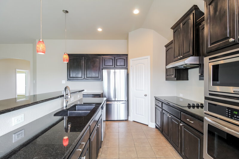 2,640/Mo, 407 Valley Ridge Dr Red Oak, TX 75154 Kitchen View 2