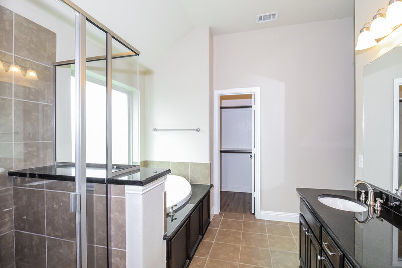 2,640/Mo, 407 Valley Ridge Dr Red Oak, TX 75154 Main Bathroom View