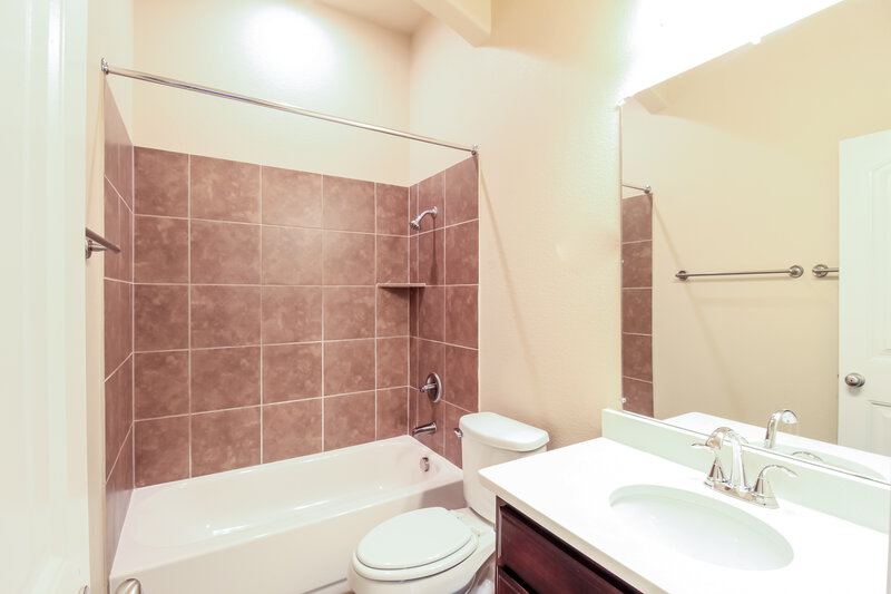 2,640/Mo, 407 Valley Ridge Dr Red Oak, TX 75154 Bathroom View