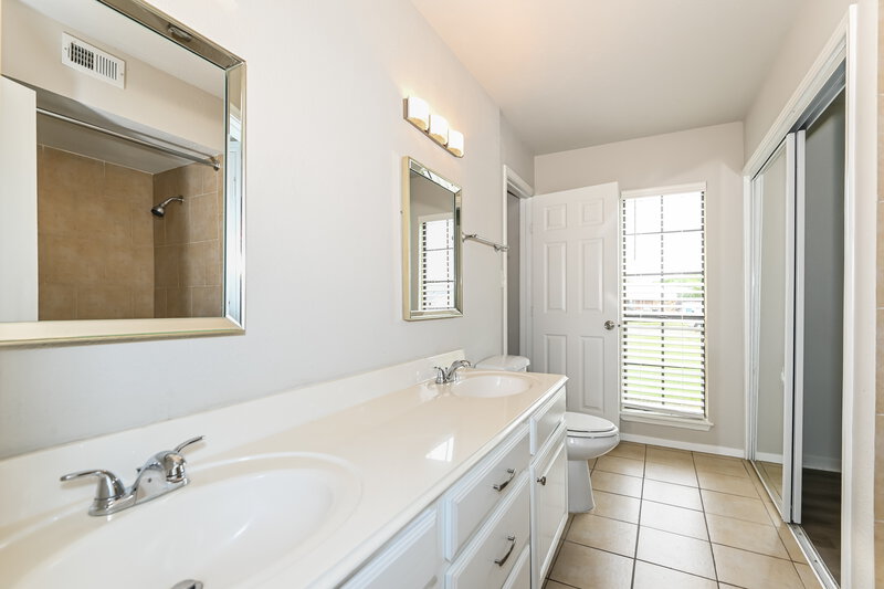 2,285/Mo, 9201 Grant Dr Rowlett, TX 75088 Main Bathroom View 2