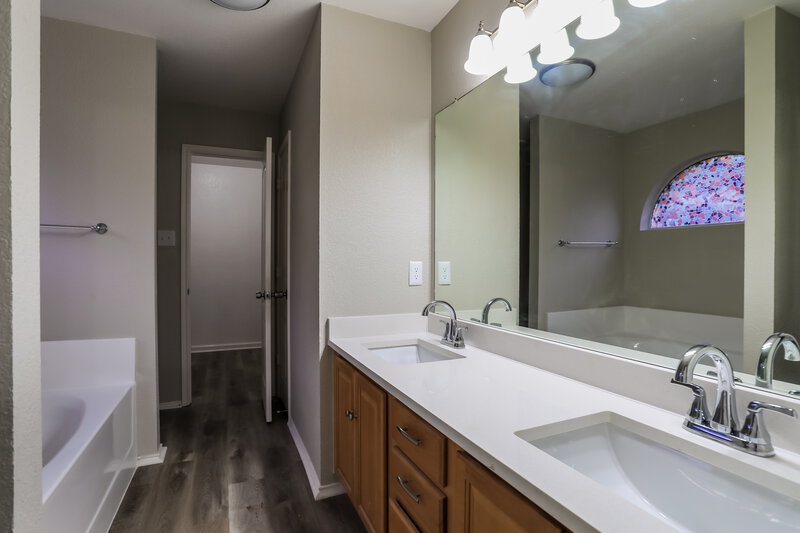 3,830/Mo, 8501 Rainy Lake Dr Fort Worth, TX 76244 Main Bathroom View