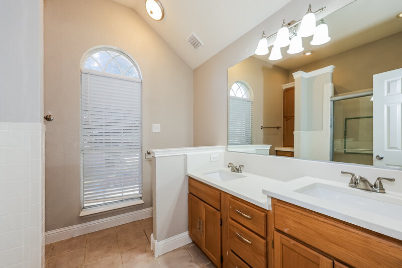 2,600/Mo, 7962 Crystal Creek Cir Fort Worth, TX 76137 Main Bathroom View