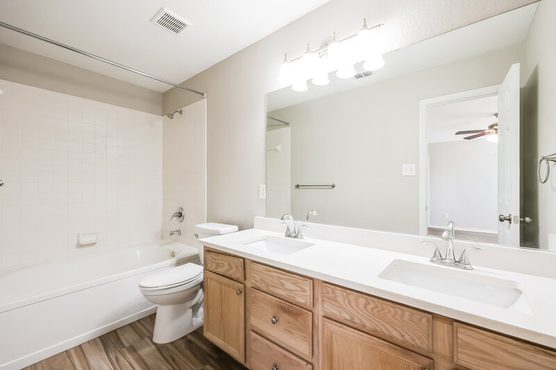 1,995/Mo, 10129 Chapel Glen Ter Fort Worth, TX 76116 Main Bathroom View