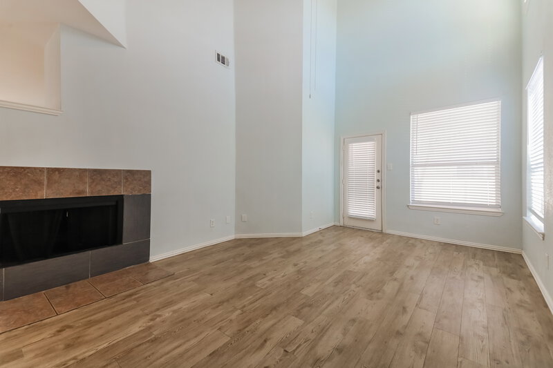 0/Mo, 9867 Walnut Hill Dr Providence Village, TX 76227 Living Room View 2