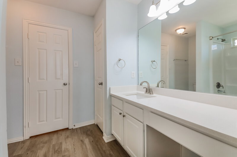 0/Mo, 9867 Walnut Hill Dr Providence Village, TX 76227 Main Bathroom View