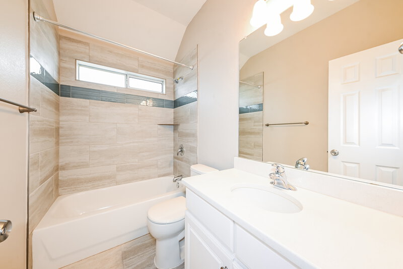 3,250/Mo, 1507 Baker Dr Cedar Hill, TX 75104 Bathroom View