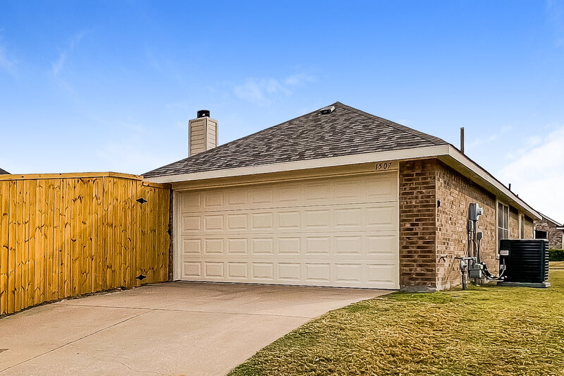 3,250/Mo, 1507 Baker Dr Cedar Hill, TX 75104 Garage View