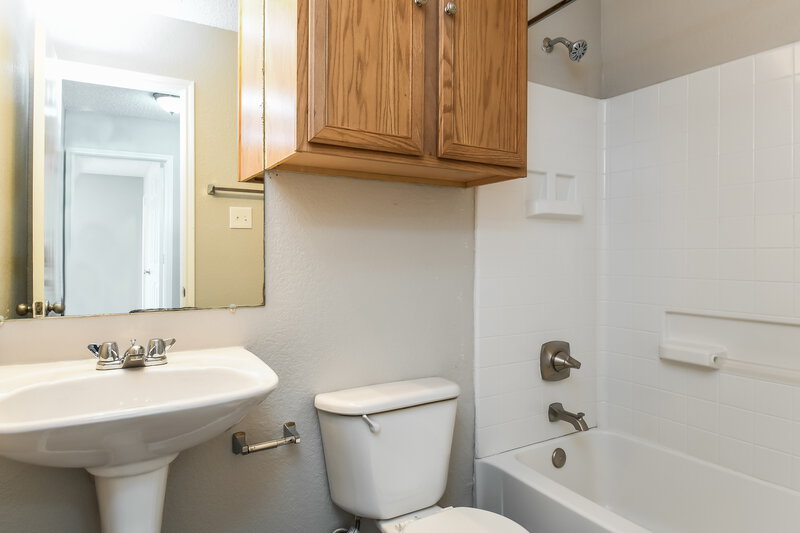 2,190/Mo, 1820 Vineridge Ln Burleson, TX 76028 Bathroom View
