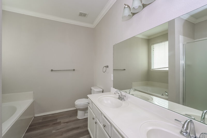 2,180/Mo, 13228 Elmhurst Dr Fort Worth, TX 76244 Main Bathroom View