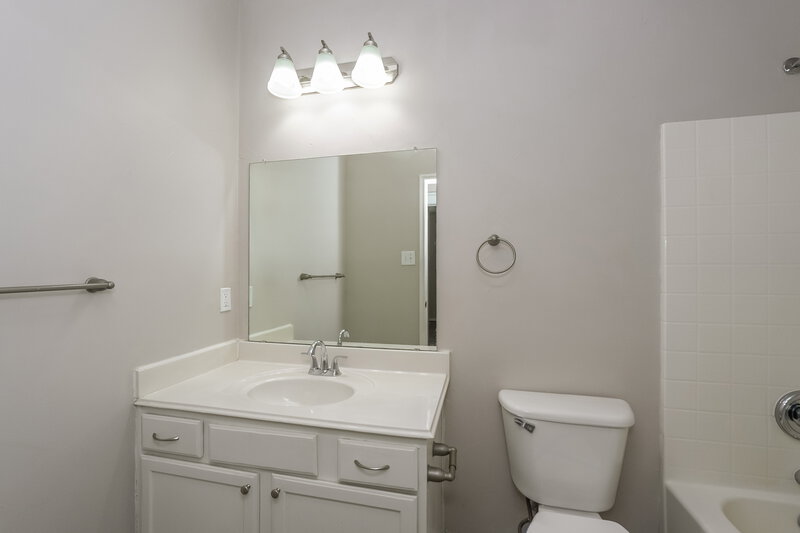 2,180/Mo, 13228 Elmhurst Dr Fort Worth, TX 76244 Bathroom View