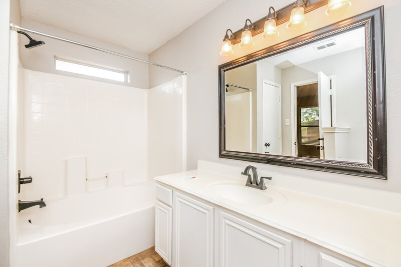 2,065/Mo, 2745 Cochran Way Fort Worth, TX 76108 Main Bathroom View