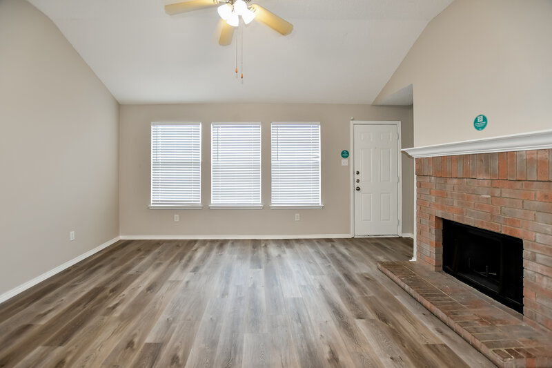 2,900/Mo, 140 Palm Dr Lancaster, TX 75146 Living Room View 2