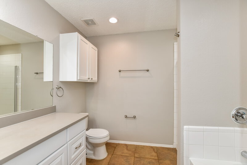 2,900/Mo, 140 Palm Dr Lancaster, TX 75146 Main Bathroom View