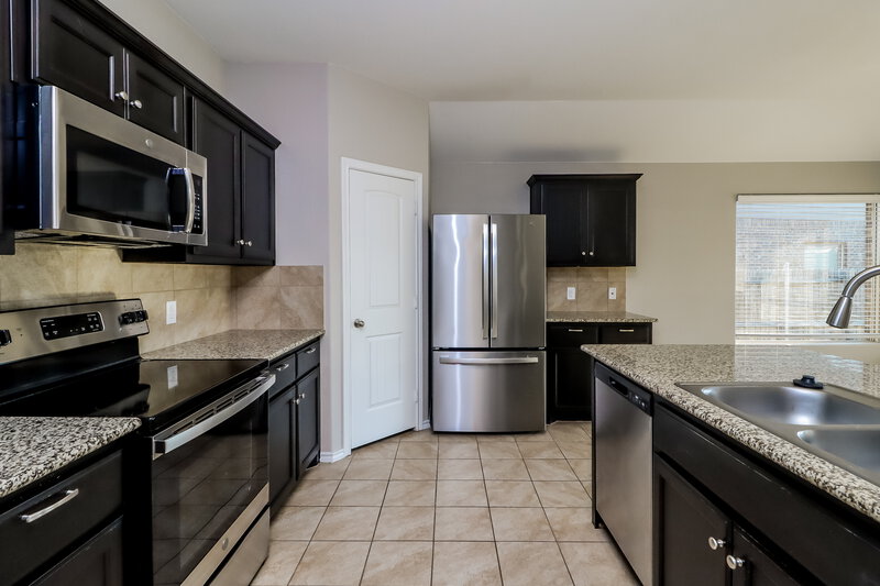 2,380/Mo, 328 Cameron Hill Pt Fort Worth, TX 76134 Kitchen View