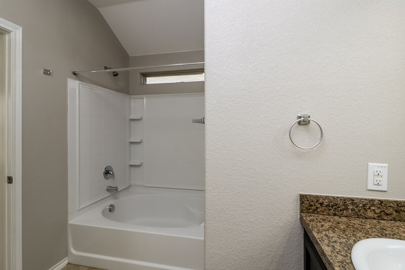 2,380/Mo, 328 Cameron Hill Pt Fort Worth, TX 76134 Bathroom View