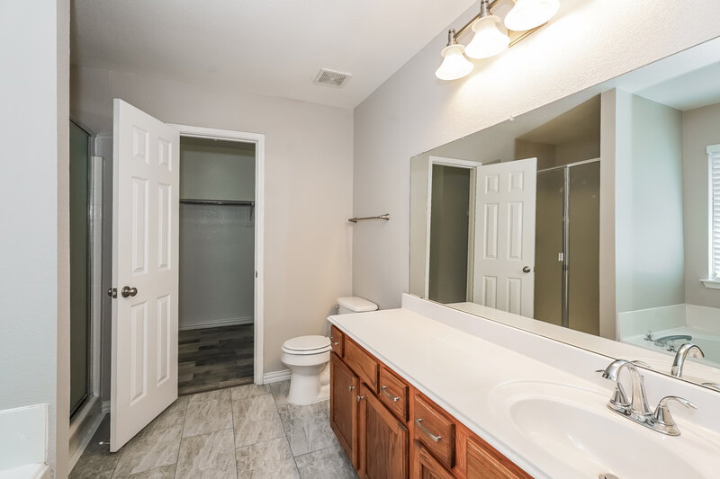 2,125/Mo, 5105 Raymond Dr Fort Worth, TX 76244 Main Bathroom View