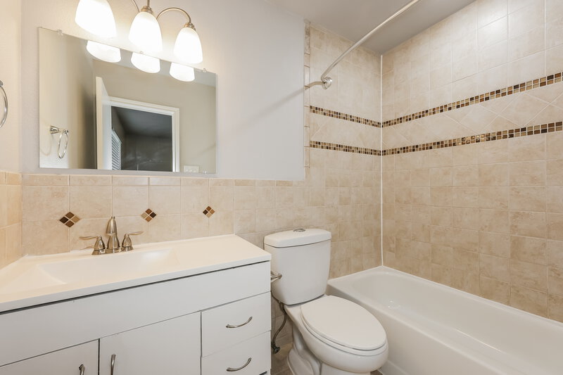 1,820/Mo, 5719 Myers Rd Arlington, TX 76017 Main Bathroom View
