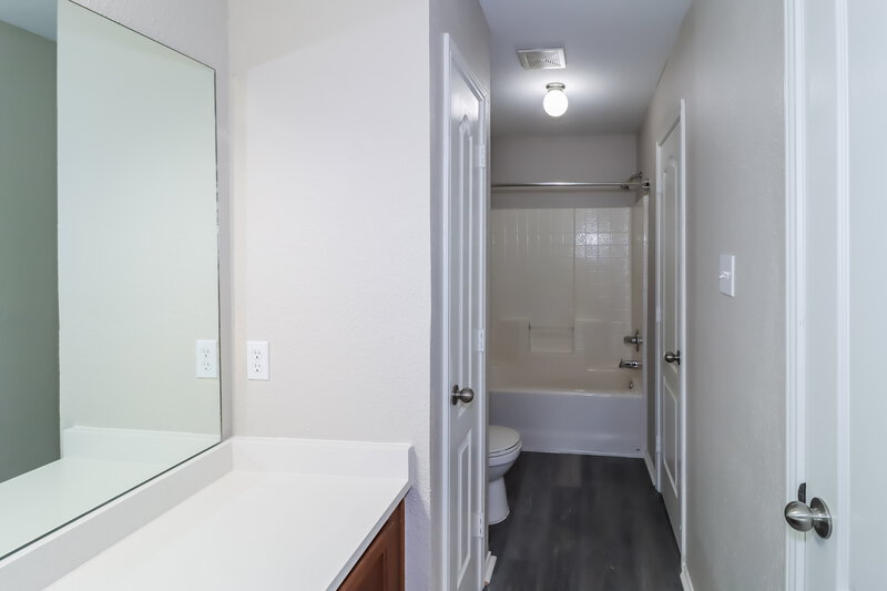 2,085/Mo, 2517 Castle Pines Dr Burleson, TX 76028 Main Bathroom View