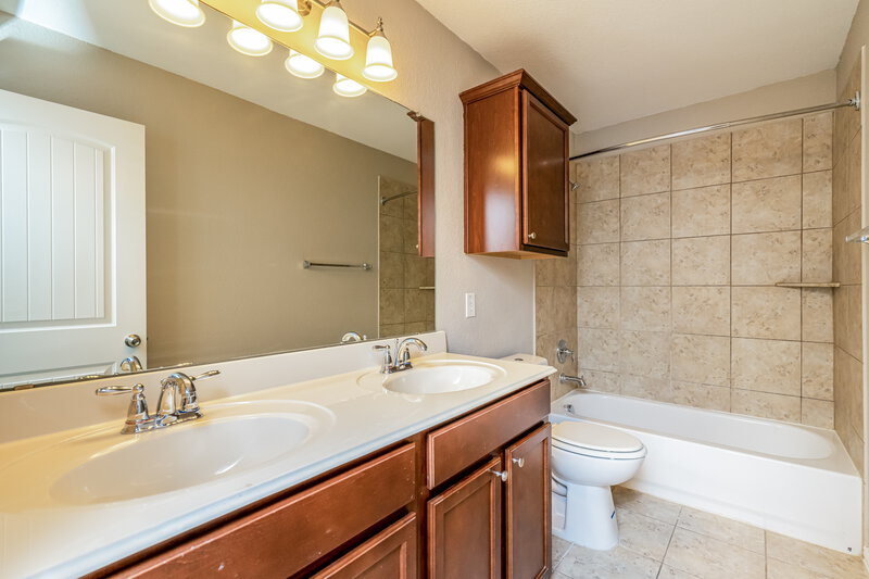 2,195/Mo, 479 Coolidge Ln Lavon, TX 75166 Main Bathroom View