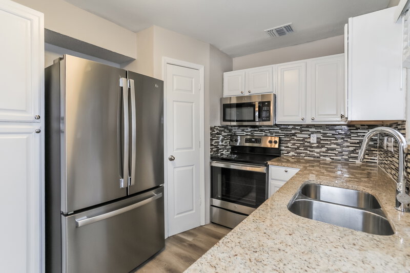 2,205/Mo, 6746 Poppy Dr Fort Worth, TX 76137 Kitchen View 2
