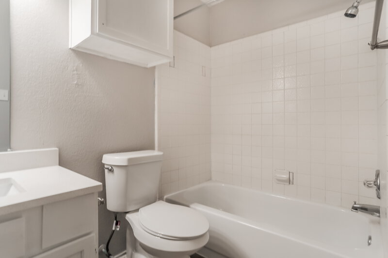 2,205/Mo, 6746 Poppy Dr Fort Worth, TX 76137 Bathroom View