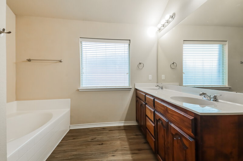 1,980/Mo, 12817 Purdue Dr Balch Springs, TX 75180 Main Bathroom View