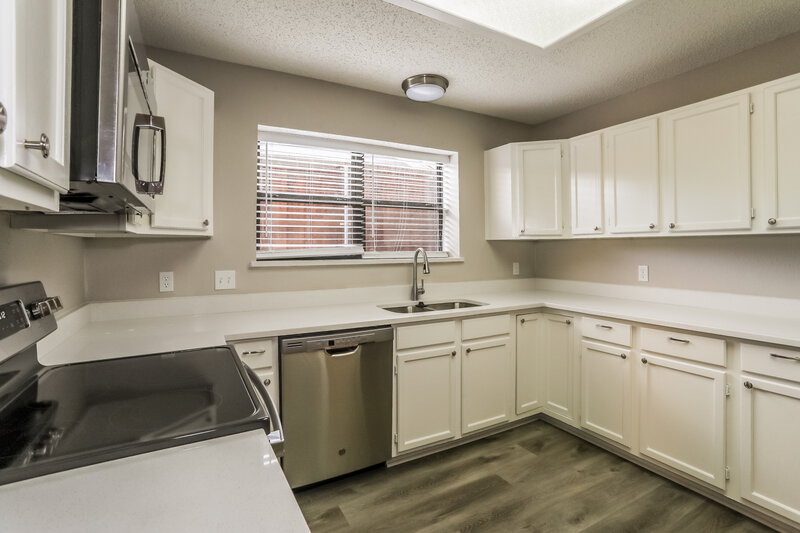 2,530/Mo, 2522 Clayton Oaks Dr Grand Prairie, TX 75052 Kitchen View