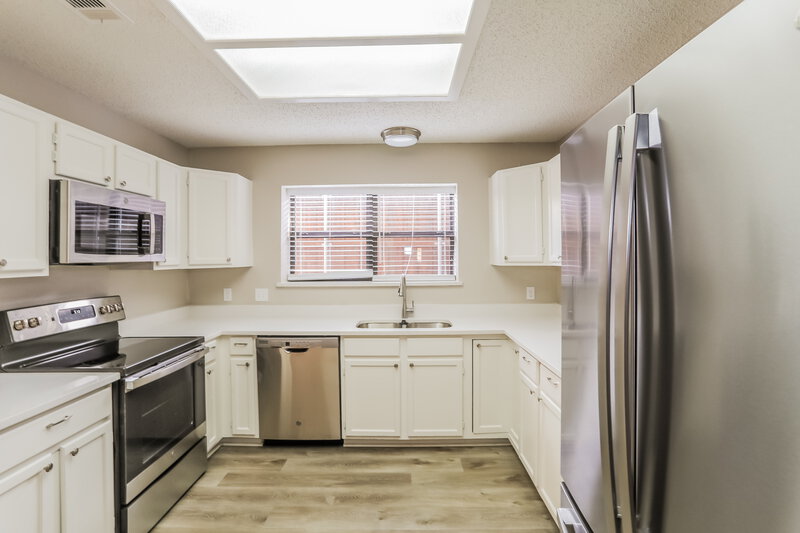 2,530/Mo, 2522 Clayton Oaks Dr Grand Prairie, TX 75052 Kitchen View 2