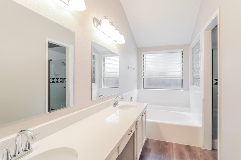 2,530/Mo, 2522 Clayton Oaks Dr Grand Prairie, TX 75052 Main Bathroom View
