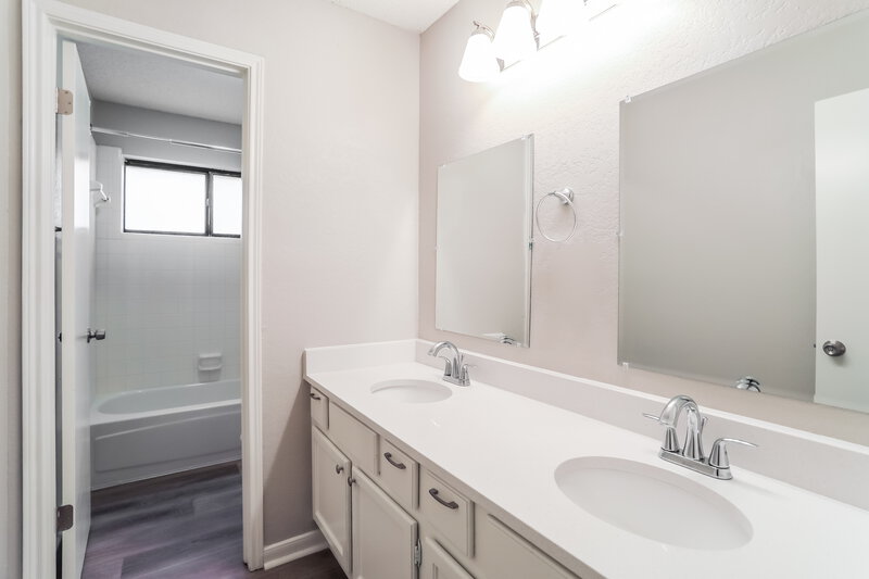 2,530/Mo, 2522 Clayton Oaks Dr Grand Prairie, TX 75052 Bathroom View